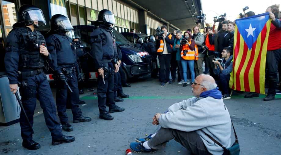 Pro-independence protesters take to Barcelona's main train station Pro-independence protesters take to Barcelona's main train station