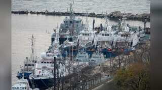 Russia says it will return captured naval ships to Ukraine on Monday
