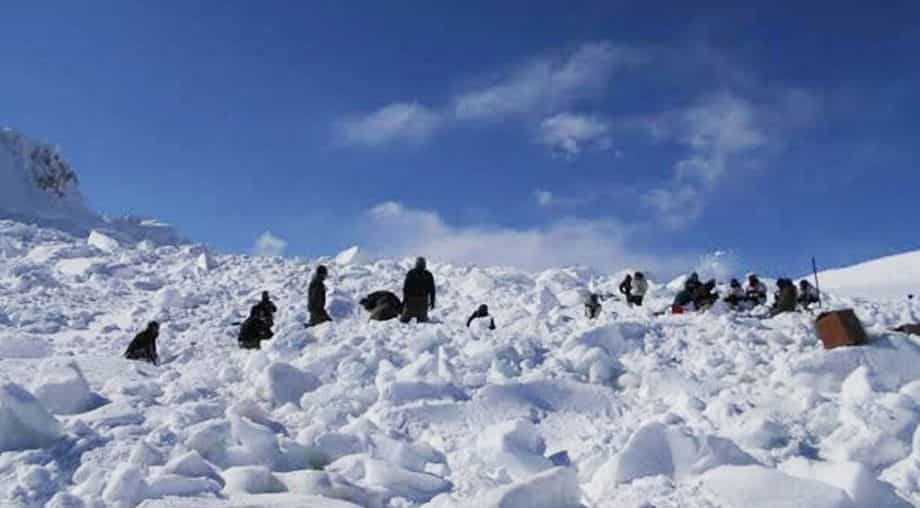 Indian soldiers trapped in snow as avalanche hits Army positions in Siachen Glacier Indian soldiers trapped in snow as avalanche hits Army positions in Siachen Glacier