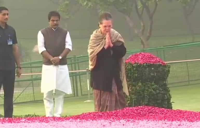 Sonia Gandhi, Manmohan Singh pay tribute to Indira Gandhi on birth anniversary 
