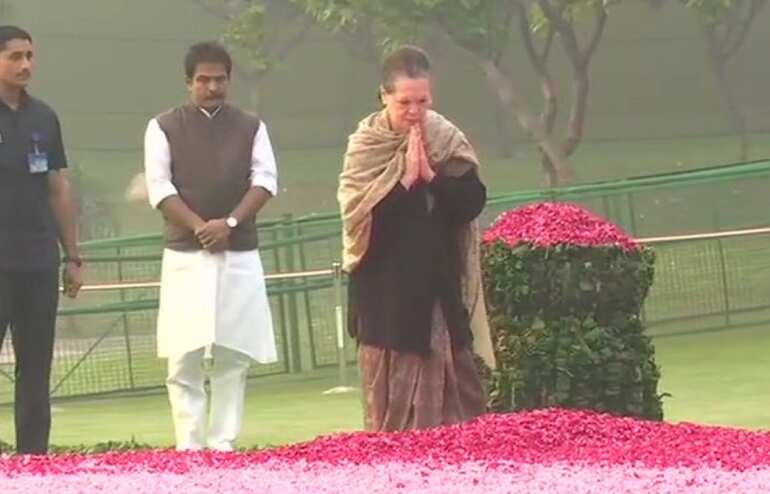 Sonia Gandhi, Manmohan Singh pay tribute to Indira Gandhi on birth anniversary 