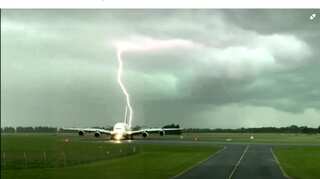 Passenger plane narrowly escapes from lightning at airport in New Zealand