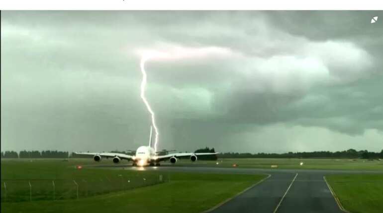 Passenger plane narrowly escapes from lightning at airport in New Zealand