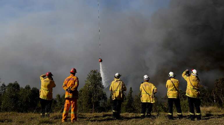 Sydneysiders urged to stay indoors as Australian bushfire smoke blankets city