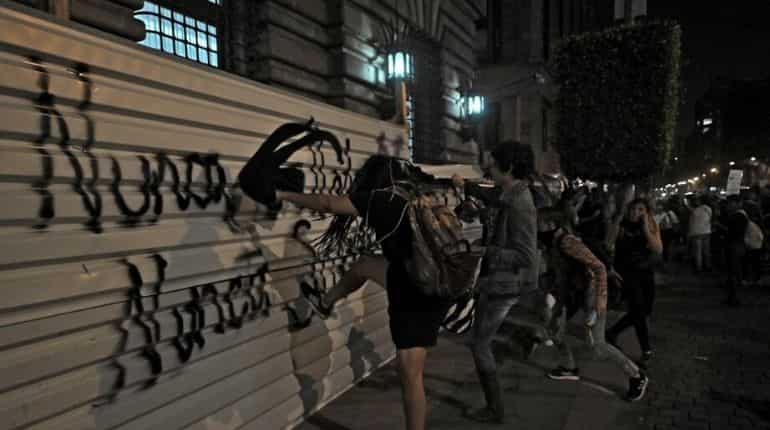 'Glitter Revolution': Protesters demand end to violence against women in Mexico 'Glitter Revolution': Protesters demand end to violence against women in Mexico