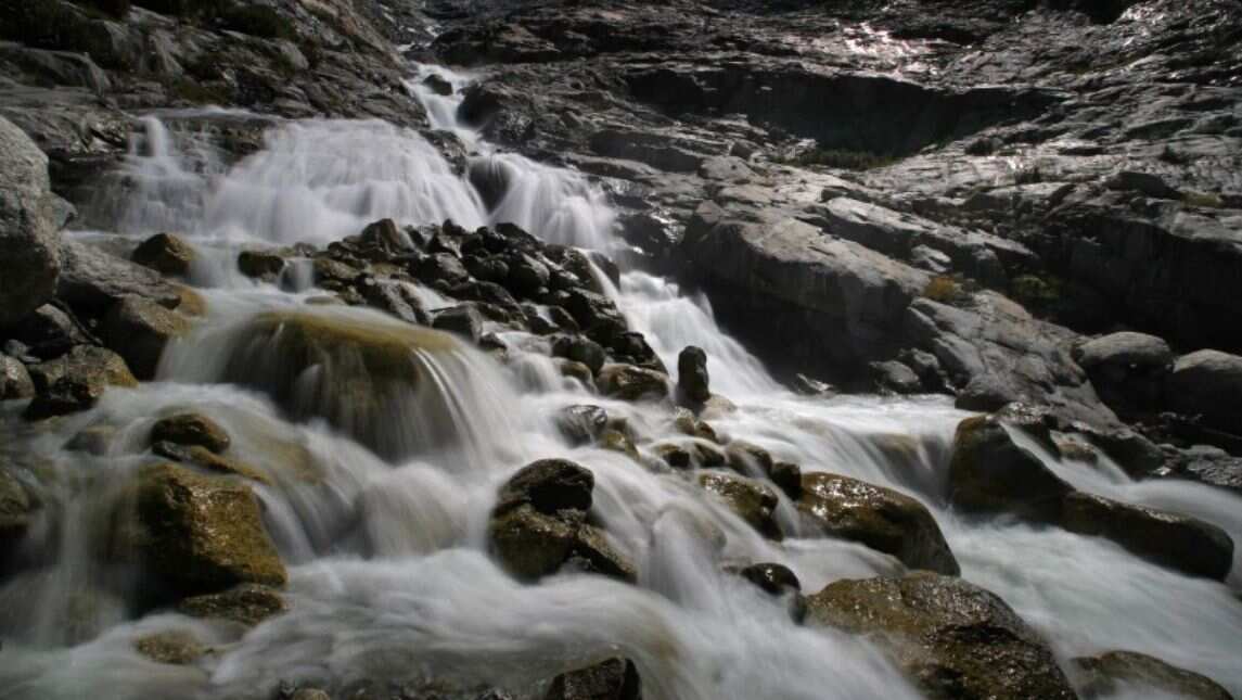 Grey scree, boulders substitute rivers of ice