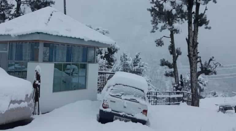 Himachal Pradesh: Kinnaur receives snowfall, schools closed Himachal Pradesh: Kinnaur receives snowfall, schools closed