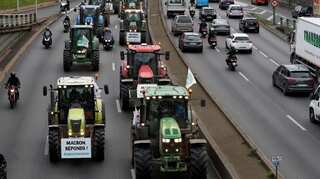 French farmers clog highways to protest at 'agri-bashing'