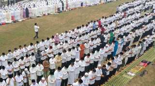 Six Malaysian Muslims handed jail terms for skipping Friday prayers