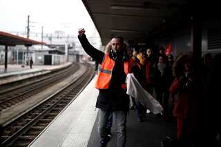 Strike makes for not-so-merry Christmas travel in France
