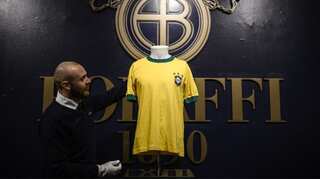 Pele's last Number 10 Brazil jersey sold for 30,000 euros in Italy