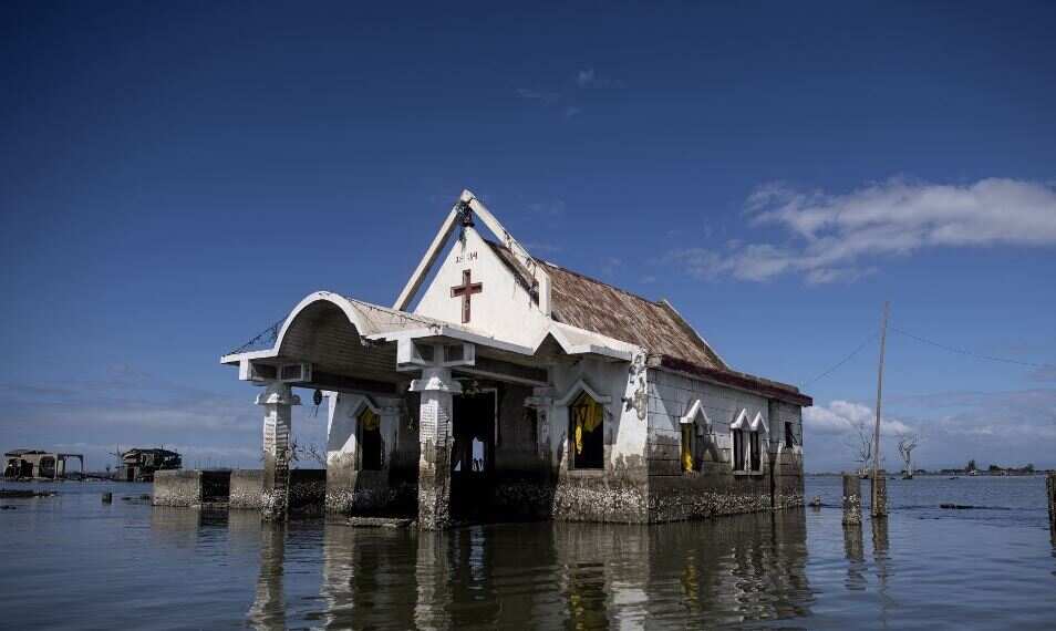 Philippines floods force 66,000 from homes