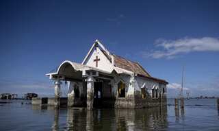 Philippines floods force 66,000 from homes