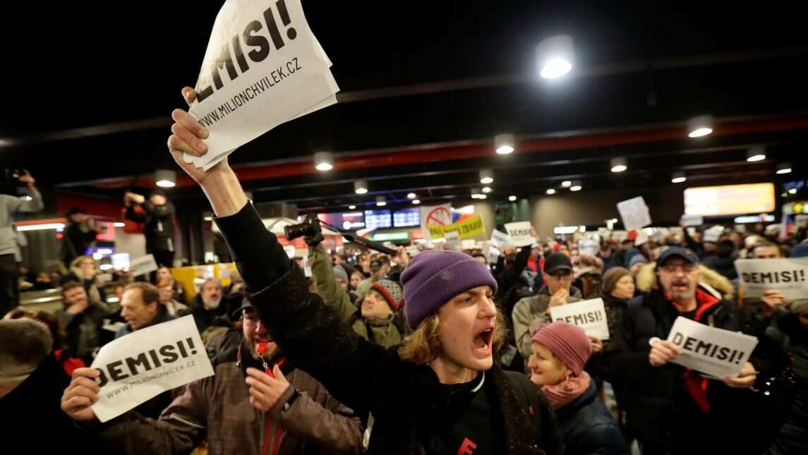 Roaring crowd