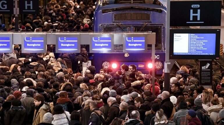 Christmas plans threatened as French strike drags on Christmas plans threatened as French strike drags on