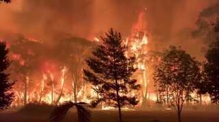 Australia firefighters accidentally spread blaze ahead of heatwave