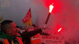 French unions refuse Christmas truce in pensions protests