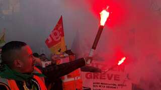 French unions refuse Christmas truce in pensions protests