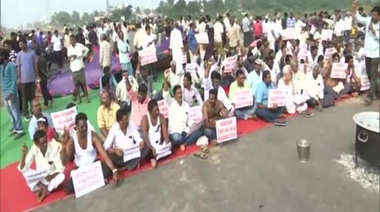 Andhra Pradesh: Farmers' protest against GN Rao Committee Report runs into day 3