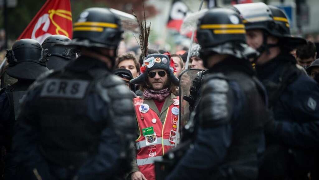 Minor clashes break out at Paris during protests against pension reforms