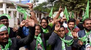 JMM-led alliance ahead of majority mark in Jharkhand, Raghubar Das trailing