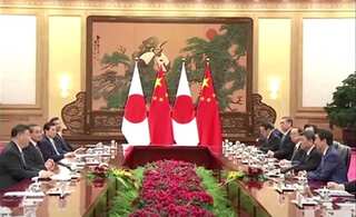 Xi meets Japan's Abe in Beijing, calls for advancing bilateral ties