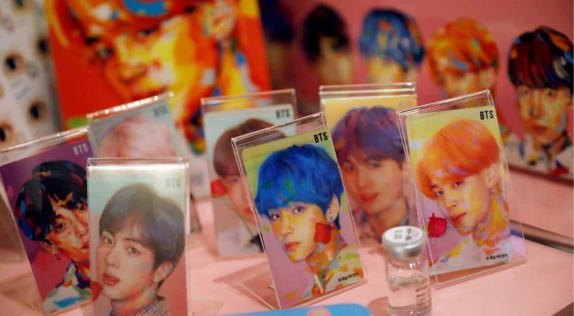 K-Pop fans brave Seoul's Christmas chill to buy BTS 'merch' K-Pop fans brave Seoul's Christmas chill to buy BTS 'merch'