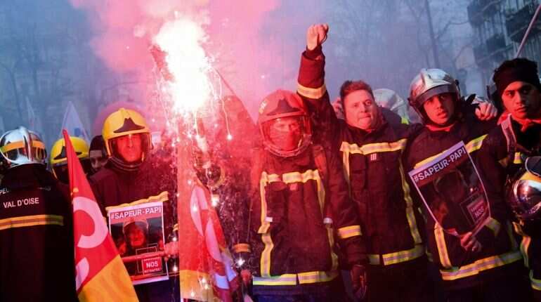 Union boss defiant on France's longest strike in decades