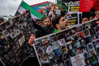 Turkish and Syrian protesters hold anti-Russia rally in Istanbul 
