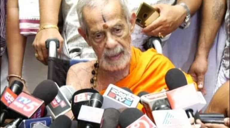 Karnataka: Pejavara Mutt Seer Vishwesha Teertha Swami passes away