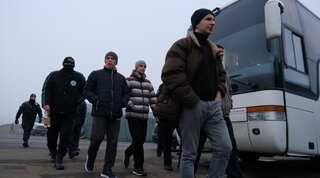 Ukraine rivals exchange 200 prisoners in controversial swap