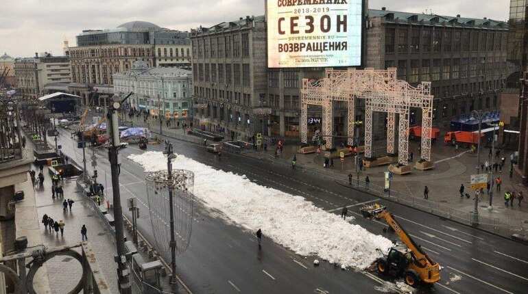 Warmest December forces Moscow to bring artificial snow Warmest December forces Moscow to bring artificial snow