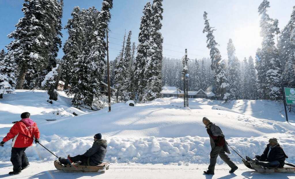 India: Kashmir valley open for tourism again, tourists returning to Gulmarg
