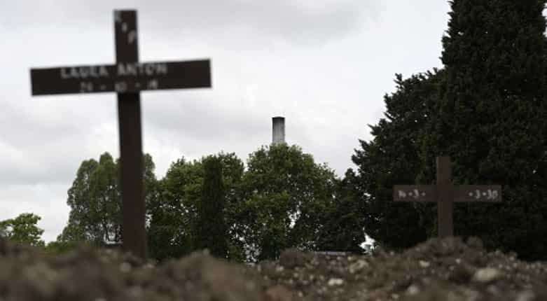 Cost of maintaining graves hurts Argentinians amid economic downturn Cost of maintaining graves hurts Argentinians amid economic downturn