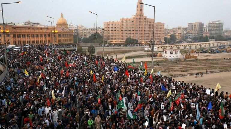 Pakistan: Thousands march toward US consulate to protest Soleimani's killing