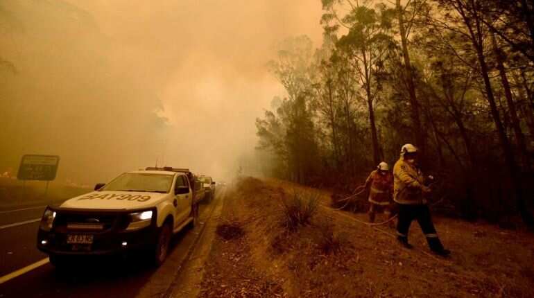 Australia weather bureau sees no sign of cooler weather or rain to quell bushfires