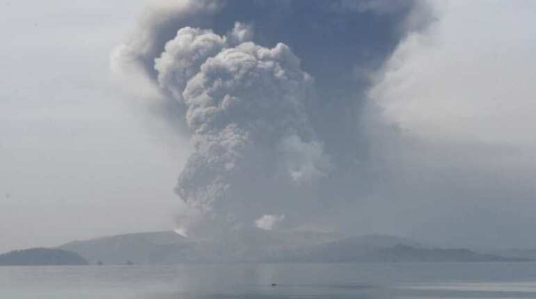 Philippines: Taal volcano spews ash near Manila