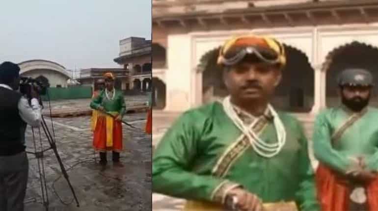 Pakistani anchor dresses up like an emperor to report news, Twitter feels India will follow soon