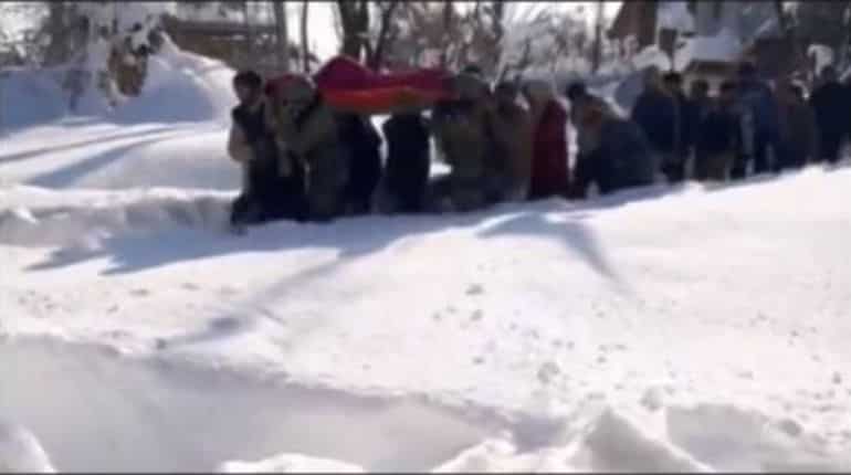 Indian Army escorts pregnant woman to hospital in waist-deep snow, gets appreciation from PM and netizens