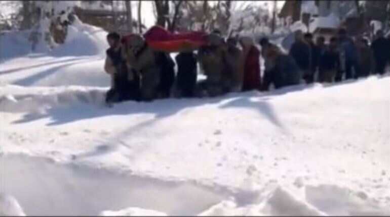 Indian Army escorts pregnant woman to hospital in waist-deep snow, gets appreciation from PM and netizens