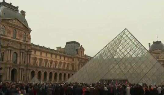 Pension reform strikes shut Louvre Museum in Paris
