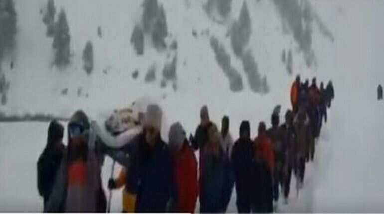 Policemen, villagers carry sick policeman in Lahaul-Spiti for 7 km