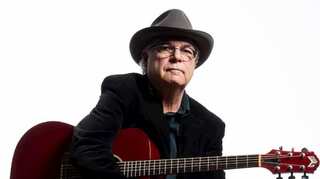 Singer David Olney apologises, pauses mid-concert and dies