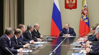 Putin speeds up Russian political shake-up, details new power centre