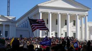 Thousands of armed US gun rights activists join peaceful Virginia rally