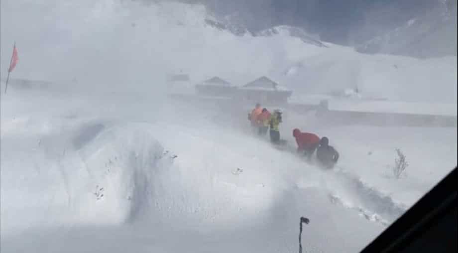 Rescuers dig for trekkers missing in Nepal avalanche Rescuers dig for trekkers missing in Nepal avalanche