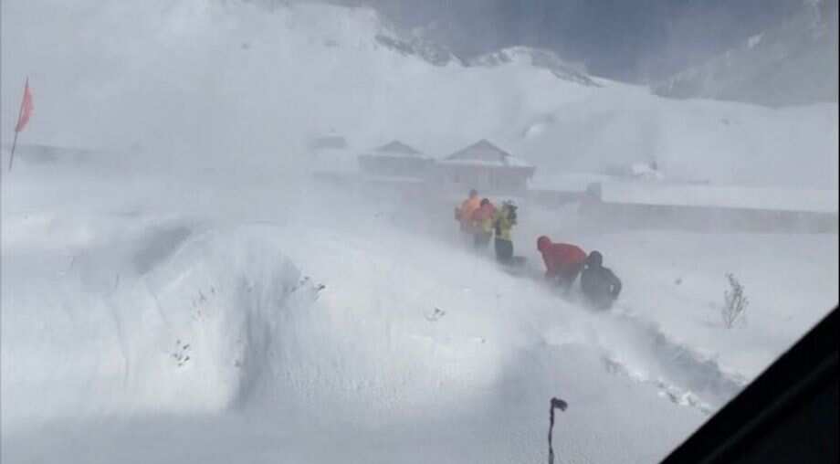 Nepal rescuers recover bodies of two missing South Korean trekkers