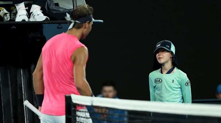 Rafael Nadal's sweet gesture during Australian Open match melts everyone's hearts Rafael Nadal's sweet gesture during Australian Open match melts everyone's hearts