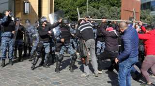 Lebanese protesters throw rocks at police near parliament