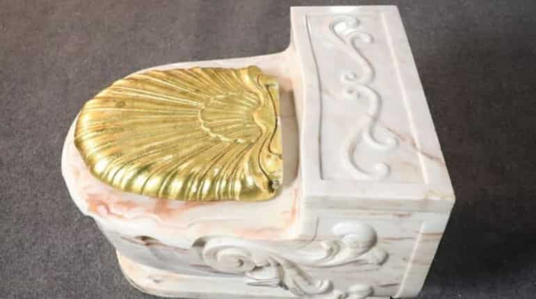 Frank Sinatra's gold-seated toilet yields thousands at auction Frank Sinatra's gold-seated toilet yields thousands at auction